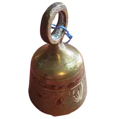 Foto de um(a) Sino Decorativo em Bronze, da categoria de Outros colecionáveis. Beleza artesanal e som cristalino.Este sino é uma peça versátil, ideal tanto para colecionadores quanto para uso em rituais,... Vendido no marketplace Trésors.
