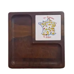 Foto de um(a) Bela tábua de queijos antiga, da categoria de Travessas e tigelas. Rara tábua de queijos vintage de formato quadrado, fabricada em madeira escura com um acabamento rústico. A peça possui um... Vendido no marketplace Trésors.