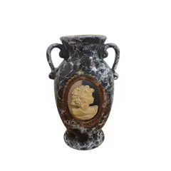 Foto de um(a) Belo vaso ao estilo veneziano em formato de ânfora, da categoria de Vasos. Belíssimo vaso em cerâmica em formato de ânfora, caracterizado por um design clássico e ornamentado que remete ao estilo... Vendido no marketplace Trésors.