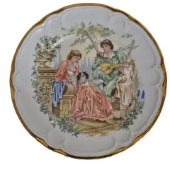Foto de um(a) Lindo prato de coleção porcelana Limoges, da categoria de Pratos Decorativos. Belíssimo prato decorativo em porcelana de Limoges, fabricado na França, apresenta uma clássica cena romãnica inspirada no... Vendido no marketplace Trésors.