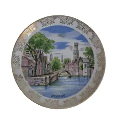 Foto de um(a) Lindo prato de coleção em porcelana, da categoria de Pratos Decorativos. Lindíssimo prato em porcelana, que apresenta uma pintura cênica de Bruges, na Bélgica, destacando um de seus famosos canais... Vendido no marketplace Trésors.