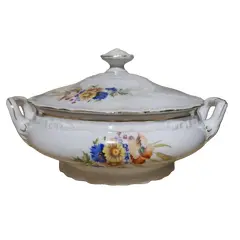 Foto de um(a) Excepcional terrina/sopeira em porcelana tcheca, da categoria de Terrinas de sopa. Lindíssima terrina vintage da renomada manufatura tcheca Epiag, uma peça clássica de porcelana branca, caracterizada por seu... Vendido no marketplace Trésors.