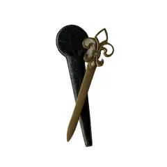 Foto de um(a) Antigo Abridor De Carta Art Deco Em Bronze Com Madrepérola, da categoria de Outros colecionáveis. Estojo de couro. Peça toda original de meados do século XX.Medida 21cm. Vendido no marketplace Trésors.