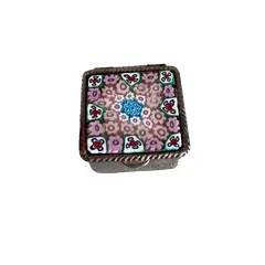 Foto de um(a) Antiga Rara Caixinha De Coleção Prata E Murano Millefiori, da categoria de Cestos e Caixas. Linda peça feita à mão. Itália. Século XXaproximadamente 3x3x4cm. Vendido no marketplace Trésors.