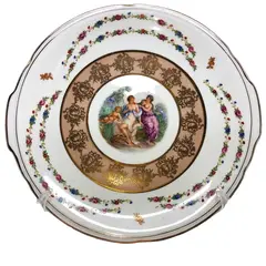 Foto de um(a) Antigo Prato De Servir Decorativo Com Alças Porcelana Tcheca, da categoria de Pratos Decorativos. Antigo e lindo prato com alças, para servir e decorar. Em porcelana artística de procedência Tcheca. Belíssima e farta... Vendido no marketplace Trésors.