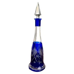 Foto de um(a) Antiga Grande Garrafa Em Cristal Francês Baccarat Azul, da categoria de Garrafas. Antiga e grande garrafa em cristal Baccarat doublé na cor azul. Toda lapidada à mão. Início do século XX. Em excelente... Vendido no marketplace Trésors.