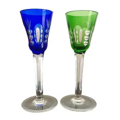 Foto de um(a) Antigo Par De Cálices Cristal Francês Baccarat Azul E Verde, da categoria de Taças. Antigo par de cálices em cristal francês Baccarat, corpo e hastes ricamente lapidados à mão, Cristal doublé verde e azul.... Vendido no marketplace Trésors.