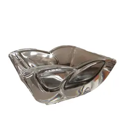 Foto de um(a) Antigo Bowl Decorativo Cinzeiro Em Cristal De Sèvres Francês, da categoria de Travessas e tigelas. Cristal de Sèvres. Lindo bowl em pesado cristal francês de excelente qualidade, da famosa manufatura Sèvres, trabalho manual... Vendido no marketplace Trésors.