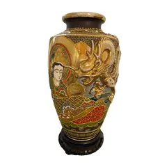 Foto de um(a) Antigo Vaso Jarro Dragão Oriental Japonês Porcelana Satsuma, da categoria de Vasos. ~ Satsuma Imperial ~Antigo e diferente vaso oriental em porcelana artística japonesa, todo pintado à mão com figuras de... Vendido no marketplace Trésors.