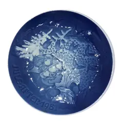 Foto de um(a) Antigo Prato Decorativo Porcelana Royal Copenhagen 1981, da categoria de Pratos Decorativos. Royal Copenhagen. Lindo e decorativo prato de coleção, em porcelana artística, da famosa manufatura Dinamarquesa, Royal... Vendido no marketplace Trésors.