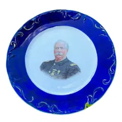 Foto de um(a) Antigo Prato Decorativo Porcelana Europeia General Alemão, da categoria de Pratos Decorativos. W.E.P. Co. Antigo prato decorativo em porcelana artística europeia. Decoração pouco comum com medalhão de General Alemão e... Vendido no marketplace Trésors.