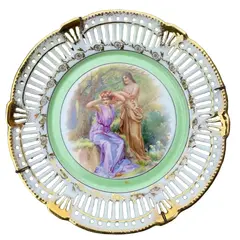 Foto de um(a) Antigo Raro Prato Decorativo Em Porcelana Alemã Fenestrado, da categoria de Pratos Decorativos. Bavaria - Germany. Antigo prato decorativo em porcelana artística alemã, borda fenestrada e linda decoração com cena de... Vendido no marketplace Trésors.