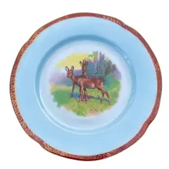 Foto de um(a) Antigo Prato Decorativo Porcelana Alemã Com Alces, da categoria de Pratos Decorativos. Antigo prato decorativo em porcelana artística alemã, decoração com alces e filetes de ouro. Diâmetro 21cm. Vendido no marketplace Trésors.