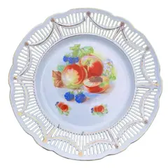 Foto de um(a) Antigo Grande Prato Medalhão Porcelana Alemã Fenestrado, da categoria de Pratos Decorativos. Schumann, Bavaria. Germany. Antigo e grande prato medalhão decorativo com decoração de frutas, dita natureza morta, borda... Vendido no marketplace Trésors.