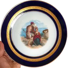 Foto de um(a) Antigo Medalhão Prato Decorativo Porcelana Francesa Limoges, da categoria de Pratos Decorativos. Antigo e grande prato medalhão em fina porcelana francesa, pintado à mão com linda cena central e acabamentos com muito... Vendido no marketplace Trésors.