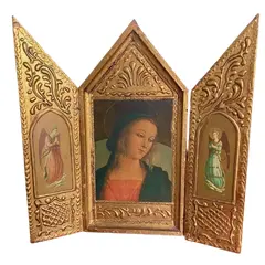 Foto de um(a) Arte Sacra Antigo Raro Oratório Tríptico Em Madeira E Ouro, da categoria de Objetos religiosos e espirituais. Arte Sacra. Antigo e lindo oratório tríptico. Madeira policromada com ouro, com detalhes pintados à mão. Século XX. Medidas... Vendido no marketplace Trésors.