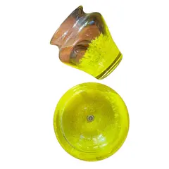 Foto de um(a) Antigo Cinzeiro Vasinho Em Murano Italiano Amarelo Art Deco, da categoria de Cinzeiros. Antiga e original duplinha artística de cinzeiro e vasinho em Murano italiano feito à mão. Decorativos para uma mesa de... Vendido no marketplace Trésors.