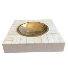Foto de um(a) Elegante Porta-cartões Cinzeiro Estilo Art Deco, da categoria de Cinzeiros. Elegante porta-cartões, também pode ser um cinzeiro em folhas de marfim com bronze. Estilo Art Deco. Diâmetro 16cm. Vendido no marketplace Trésors.