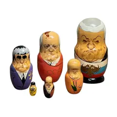 Foto de um(a) Matrioska Russa Soviética | Conjunto completo satírico em madeira pintada à mão, da categoria de Modelos e estatuetas. Conjunto de matrioskas russas em madeira torneada e pintada à mão, com temática política satírica representando líderes da... Vendido no marketplace Trésors.