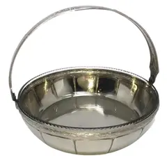 Foto de um(a) Antiga Cesta Centro De Mesa Em Prata Wmf E Cristal Art Deco, da categoria de Cestos e Caixas. WMF. Antiga cesta alemã em metal espessurado a prata. Com recipiente original em cristal com a borda lapidada à mão. Peça... Vendido no marketplace Trésors.