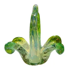Foto de um(a) Antiga Cesta Decorativa Bowl Murano Italiano Opalescente, da categoria de Centro de mesa. Antiga cesta decorativa em legítimo Murano Italiano, cor verde rubi e detalhes opalescente, peça feita à mão. Período Art... Vendido no marketplace Trésors.
