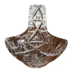 Foto de um(a) Antiga Cesta Decorativa Em Cristal Tcheco Lapidado Mao, da categoria de Cestos e Caixas. Antiga e linda cesta em cristal tcheco, toda lapidada à mão. Medidas 15x16cm. Vendido no marketplace Trésors.