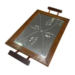 Foto de um(a) Antiga Bandeja Espelho Inglesa Art Deco Madeira Marchetada, da categoria de Bandejas. Antiga bandeja inglesa em madeira marchetada e espelho lapidado à mão. Art Deco.Medidas 40x23cm. Vendido no marketplace Trésors.