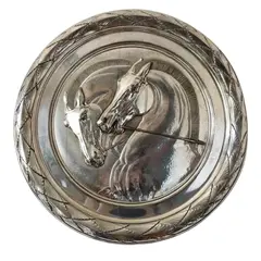 Foto de um(a) Antigo Quadro Medalhão Escultura De Parede Cavalos Em Prata, da categoria de Objetos de parede esculturais. T & B - W Silver. Antigo e importante medalhão artístico em metal espessurado a prata de ótima qualidade, com figuras de... Vendido no marketplace Trésors.