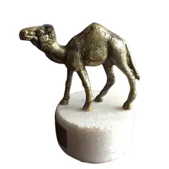 Foto de um(a) Antiga Escultura Assinada Camelo Em Bronze, Base Em Mármore, da categoria de Escultura. Medindo 10x10cmPeça assinada. Vendido no marketplace Trésors.