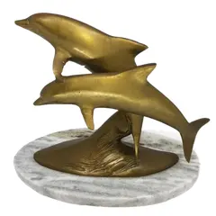 Foto de um(a) Antiga Escultura Art Deco De Golfinhos Em Bronze E Mármore, da categoria de Escultura. Antiga e decorativa escultura feita em bronze, representando salto de golfinhos, base em mármore italiano. Período Art Deco.... Vendido no marketplace Trésors.