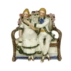 Foto de um(a) Antiga Escultura Bloco Escultórico Em Biscuit Sèvres Depose, da categoria de Escultura. Antigo e muito delicado bloco escultórico representando casal de namorados, feito à mão em biscuit de Sèvres, com muita... Vendido no marketplace Trésors.