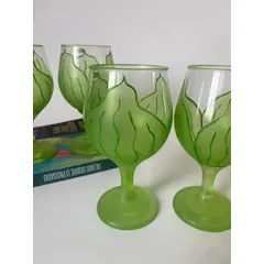 Foto de um(a) Jogo de taças, da categoria de Jogos de taças e copos. Jogo com 04 taças pintadas à mãoMedem: 14cm de altura. Vendido no marketplace Trésors.
