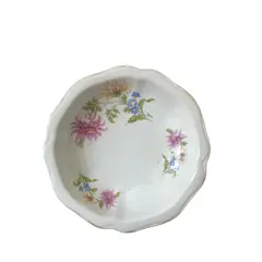Foto de um(a) Saladeira de porcelana, da categoria de Travessas e tigelas. Saladeira Mauá, em porcelana branca com delicadas bordas onduladas e filete dourado sutil. Decorada com elegantes ramalhetes... Vendido no marketplace Trésors.