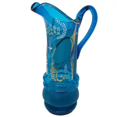 Foto de um(a) Antiga Grande Jarra Em Vidro Veneziano Azul Art Nouveau, da categoria de Jarros. Antiga e grande jarra artística em vidro veneziano soufflé gomado, pintada à mão, decoração floral com esmalte branco e fios... Vendido no marketplace Trésors.