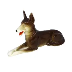 Foto de um(a) Antiga Pequena Escultura Bibelô Cachorro Pastor Em Porcelana, da categoria de Escultura. Antigo bibelô em porcelana alemã. Década de 1950. Medidas 9x14cm. Vendido no marketplace Trésors.