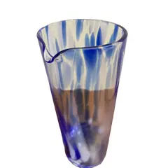 Foto de um(a) Italy Glass Antiga Jarra Vaso Em Murano Azul Art Deco, da categoria de Jarros. Antiga e super diferente jarra em Murano italiano, peça artística, feita à mão. Também pode ser usada como vaso. Medidas... Vendido no marketplace Trésors.