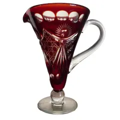 Foto de um(a) Antiga Jarra Em Cristal Baccarat Cor Vermelho Rubi Lapidado, da categoria de Jarros. Antiga jarra em cristal Baccarat na cor vermelho rubi, ricamente lapidado à mão, como uma jóia.Medidas 24x22cm. Vendido no marketplace Trésors.