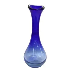 Foto de um(a) Vaso cônico em pasta de vidro, da categoria de Vasos. Vaso cônico em pasta de vidro em degrade de azul. Decorativo, enobrece qualquer ambiente. Mede 35 cm de altura. Vendido no marketplace Trésors.
