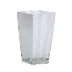 Foto de um(a) Vaso branco em cristal, da categoria de Vasos. Curioso vaso em cristal na tonalidade branca, com base translúcida. Apresenta linhas geométricas facetadas. Ao gosto da... Vendido no marketplace Trésors.