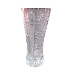 Foto de um(a) Vaso de cristal com lapidação manual, da categoria de Vasos. Fino vaso em cristal com farta lapidação manual. Medidas 21A X 9D. Em bom estado, apresenta imperceptíveis bicados na base. Vendido no marketplace Trésors.