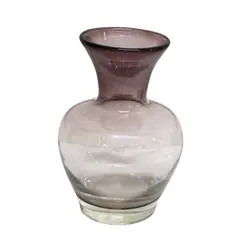 Foto de um(a) Vaso bojudo de cristal, da categoria de Vasos. Vaso bojudo de cristal degrade de rosa e base translúcida. Medidas 25 cm de alturaEm bom estado, com mínimo bicado na base. Vendido no marketplace Trésors.