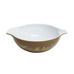 Foto de um(a) Tigela De Opalina Pyrex Mod. Cinderella Early, da categoria de Travessas e tigelas. Bela tigela em opalina, apresenta decoração com fundo marrom e galos, águias e acessórios em dourado. Da manufatura PYREX... Vendido no marketplace Trésors.