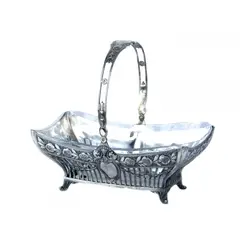 Foto de um(a) Cesta alemã em metal WMF, da categoria de Cestos e Caixas. Elegante cesta em metal espessurado da renomada manufatura alemã WMF. Laterais vasadas com guirlandas de flores. Assente em... Vendido no marketplace Trésors.