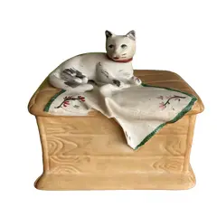Foto de um(a) Antigo Escultura De Gato Biscuit Italiano Capodimonte, da categoria de Escultura. Capodimonte. Antiga escultura artística moldada e pintada à mão em biscuit italiano, representado lindo gatinho deitado.... Vendido no marketplace Trésors.