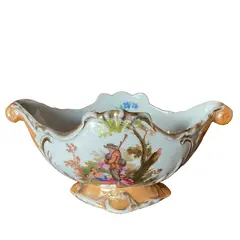 Foto de um(a) Antiga Floreira Centro De Mesa Porcelana Dp Cena Galante, da categoria de Cachepot. Antigo cachepot, floreira ou centro de mesa em porcelana nacional com cenas galantes. Detalhes com filetes de ouro. Peça... Vendido no marketplace Trésors.