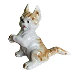 Foto de um(a) Antiga Escultura Bibelô De Gato Art Deco Porcelana Alemã, da categoria de Escultura. Antiga e graciosa escultura/bibelô de gatinho em porcelana artística alemã. Período totalmente Art Deco.Medidas 10x13cm. Vendido no marketplace Trésors.