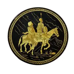 Foto de um(a) Antigo Porta Cartões Dom Quixote Ouro Toledo Damasquinado, da categoria de Pratos Decorativos. Ouro Toledo, Damasquinado. Antigo e lindo pratinho, porta cartões em metal com decoração em relevo de Don Quixote e Sancho... Vendido no marketplace Trésors.