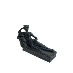 Foto de um(a) Escultura em resina preta, da categoria de Escultura. Escultura em resina preta, assinada. Leves marcas do tempo e uso. Medidas: 20x13cm. Vendido no marketplace Trésors.