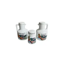 Foto de um(a) Galheteiro com 3 peças porcelana Schmidt, da categoria de Saleiros e pimenteiros. Galheteiro com 3 peças em porcelana Schmidt estampada. Perfeito estado. Medidas peça maior: 11x6,5cm. Vendido no marketplace Trésors.
