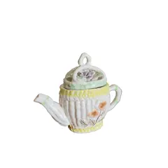 Foto de um(a) ​Pequeno bule em porcelana pintada à mão, da categoria de Bules. Pequeno bule em porcelana pintado a mão. Possui apenas uma folha quebrada, mas é quase imperceptível. Medidas: 14 x 13cm. Vendido no marketplace Trésors.